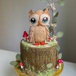 Bunte Kindergeburtstagstorte mit Dekoration und Kerzen