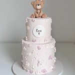 Bunte Kindergeburtstagstorte mit Dekoration und Kerzen