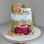 Bunte Kindergeburtstagstorte mit Dekoration und Kerzen