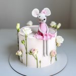 Bunte Kindergeburtstagstorte mit Dekoration und Kerzen