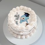 Bunte Kindergeburtstagstorte mit Dekoration und Kerzen