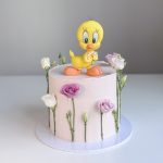 Bunte Kindergeburtstagstorte mit Dekoration und Kerzen