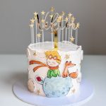 Bunte Kindergeburtstagstorte mit Dekoration und Kerzen