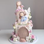 Bunte Kindergeburtstagstorte mit Dekoration und Kerzen