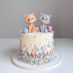 Bunte Kindergeburtstagstorte mit Dekoration und Kerzen