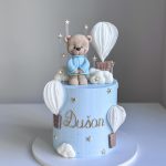 Bunte Kindergeburtstagstorte mit Dekoration und Kerzen