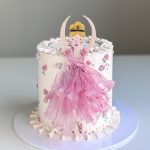 Bunte Kindergeburtstagstorte mit Dekoration und Kerzen