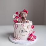 Bunte Kindergeburtstagstorte mit Dekoration und Kerzen