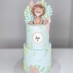 Bunte Kindergeburtstagstorte mit Dekoration und Kerzen