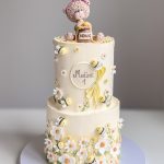 Bunte Kindergeburtstagstorte mit Dekoration und Kerzen