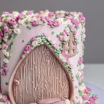 Bunte Kindergeburtstagstorte mit Dekoration und Kerzen