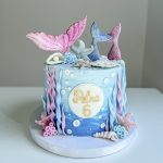 Bunte Kindergeburtstagstorte mit Dekoration und Kerzen