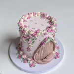 Bunte Kindergeburtstagstorte mit Dekoration und Kerzen