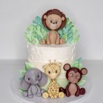 Bunte Kindergeburtstagstorte mit Dekoration und Kerzen