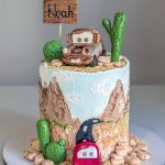 Bunte Kindergeburtstagstorte mit Dekoration und Kerzen