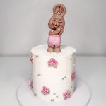 Bunte Kindergeburtstagstorte mit Dekoration und Kerzen