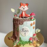 Bunte Kindergeburtstagstorte mit Dekoration und Kerzen