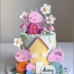 Bunte Kindergeburtstagstorte mit Dekoration und Kerzen