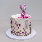 Bunte Kindergeburtstagstorte mit Dekoration und Kerzen