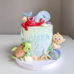 Bunte Kindergeburtstagstorte mit Dekoration und Kerzen