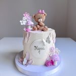 Bunte Kindergeburtstagstorte mit Dekoration und Kerzen