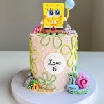 Bunte Kindergeburtstagstorte mit Dekoration und Kerzen