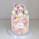 Bunte Kindergeburtstagstorte mit Dekoration und Kerzen