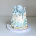 Bunte Kindergeburtstagstorte mit Dekoration und Kerzen