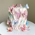 Eleganter Taufkuchen mit Namensschriftzug und Deko