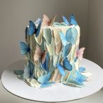 Eleganter Taufkuchen mit Namensschriftzug und Deko