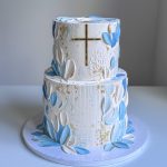 Eleganter Taufkuchen mit Namensschriftzug und Deko