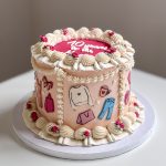 Eleganter Taufkuchen mit Namensschriftzug und Deko