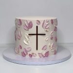 Eleganter Taufkuchen mit Namensschriftzug und Deko