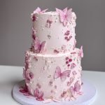 Eleganter Taufkuchen mit Namensschriftzug und Deko