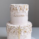 Eleganter Taufkuchen mit Namensschriftzug und Deko