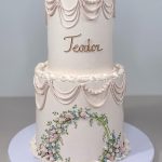 Eleganter Taufkuchen mit Namensschriftzug und Deko